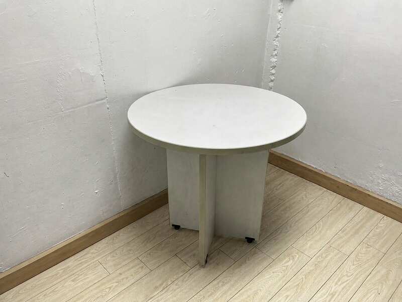 白色圆桌