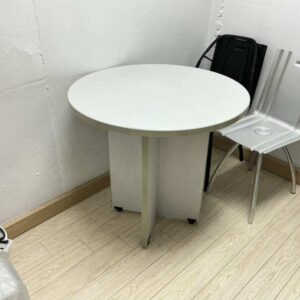 白色圆桌