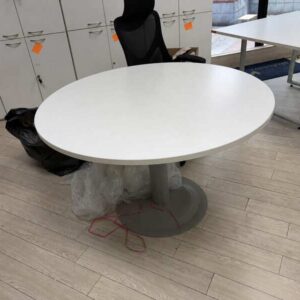 带钢制桌腿和白色木质桌面的圆桌 (1)