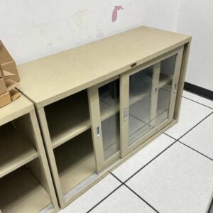 带玻璃推拉门的矮款钢制文件柜 (2)