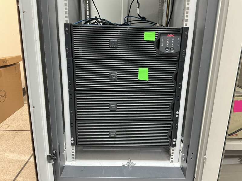 APC Smart-UPS RT 3000 UPS（配备 2 个外置电池组）