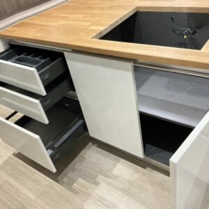 白色嵌入式组合柜，配有木质台面、吊柜及冰箱嵌入位 (1)
