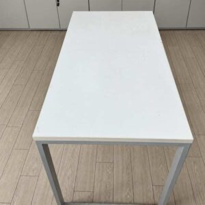 简约风格办公桌，配钢制桌腿与白色桌面