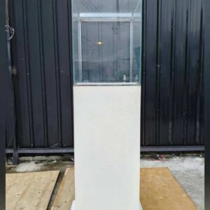 白色高玻璃展示櫃，附一扇門和兩個置物格。