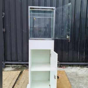 白色高玻璃展示櫃，附一扇門和兩個置物格。