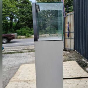 白色高玻璃展示櫃，附一扇門和兩個置物格。