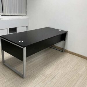 带黑色金属桌腿的行政办公桌 (2)