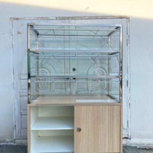 麵包店用的玻璃展示櫃， 以及滑動式儲物櫃。