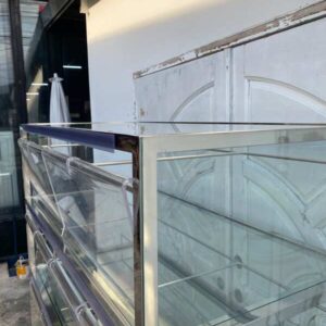 麵包店用的玻璃展示櫃， 以及滑動式儲物櫃。